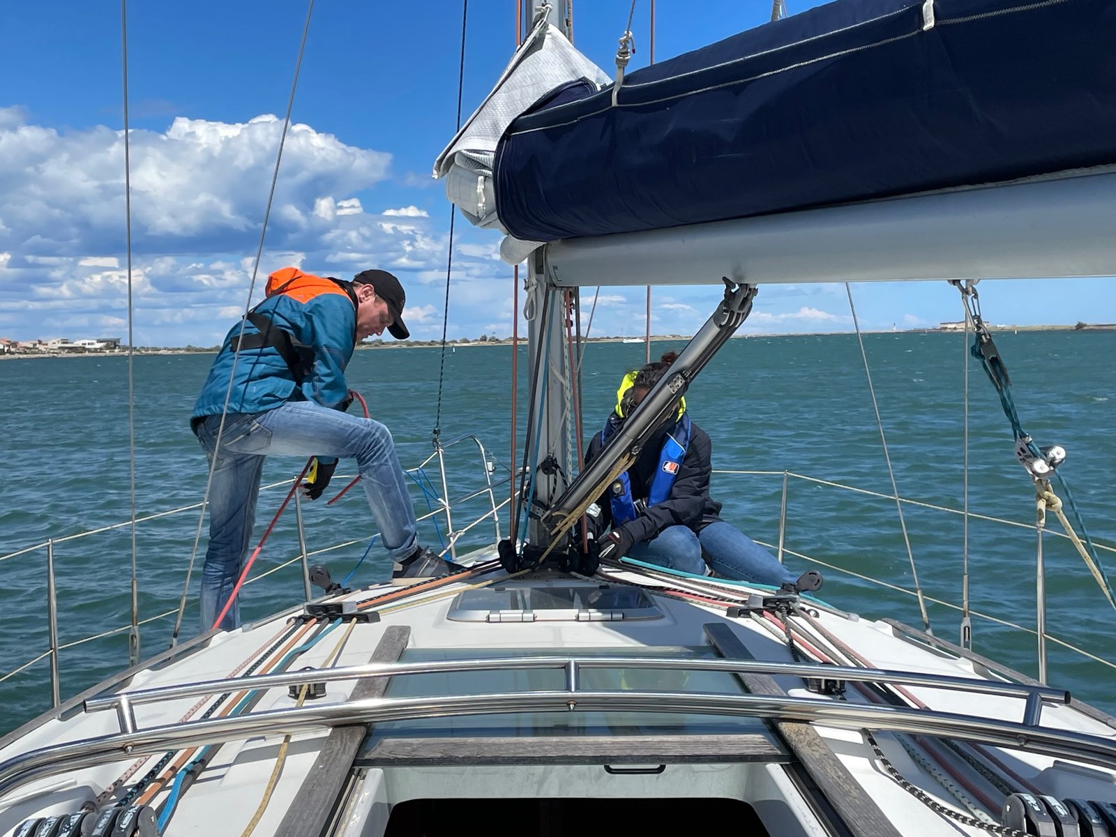 Participants en action lors d'une formation leadership en voilier